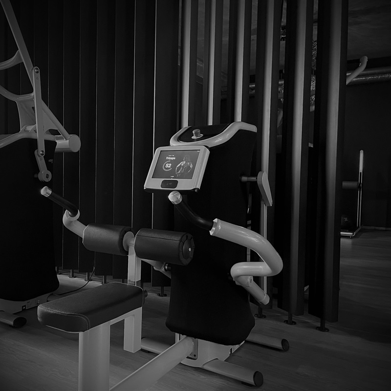 Teilansicht innen Lifdt HIT Boutique Fitnessstudio Neuss mit Trizepstrainer